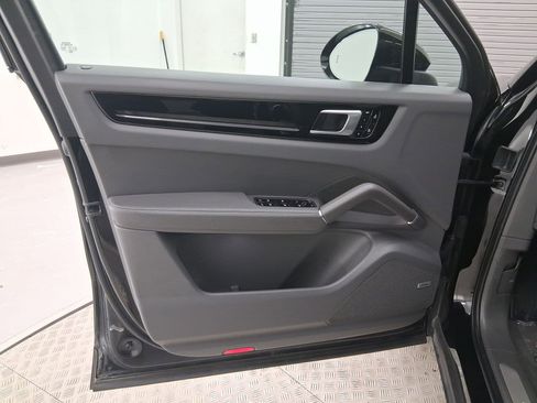 Used 2021 Porsche Cayenne image 14