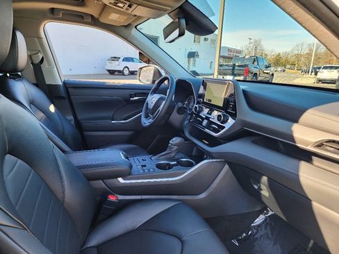 Used 2023 Toyota Highlander XLE image 11