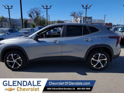 Certified 2024 Chevrolet Trax RS w/ Driver Confidence Package image 5