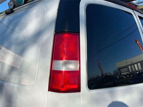 Used 2018 Chevrolet Express 2500 Extended image 8
