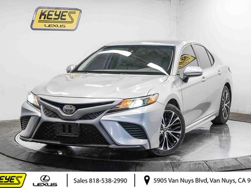 Used 2019 Toyota Camry SE w/ Carpet Mat Package FWD image 1