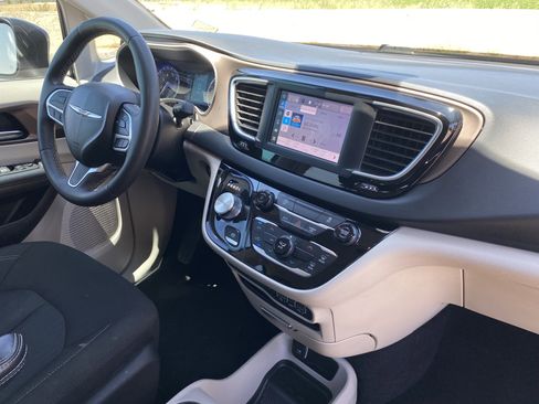 Used 2023 Chrysler Voyager LX FWD image 12