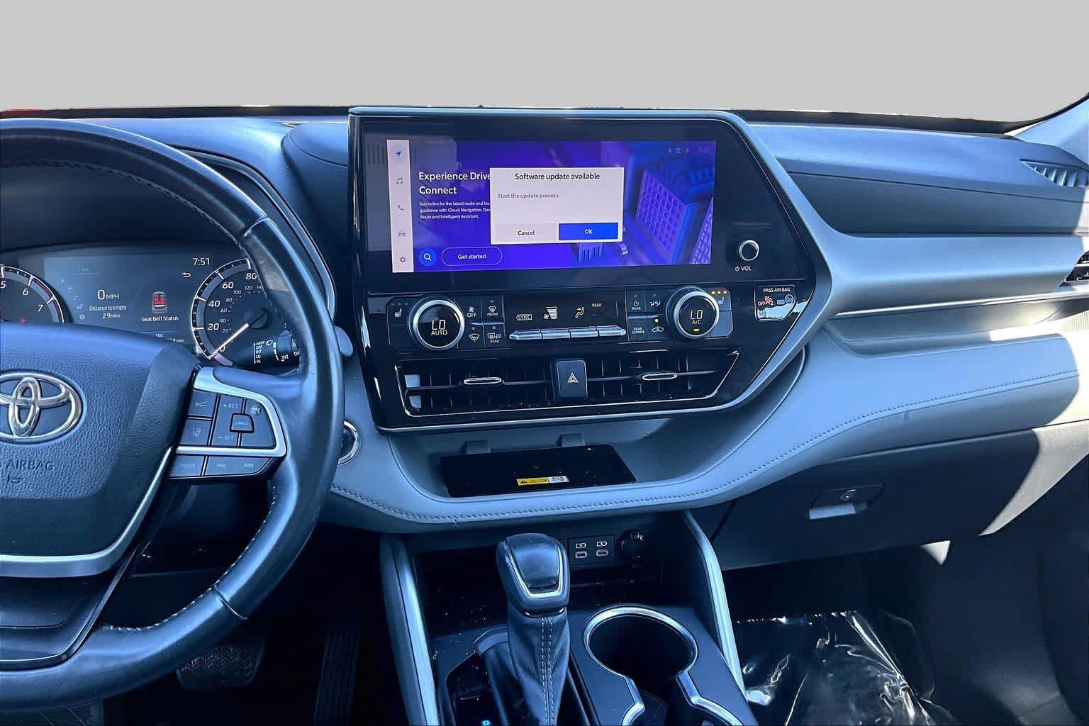 Used 2023 Toyota Highlander XLE FWD image 7
