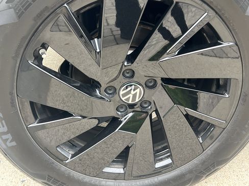 Used 2024 Volkswagen Atlas Cross Sport SE w/ Panoramic Sunroof Package image 12