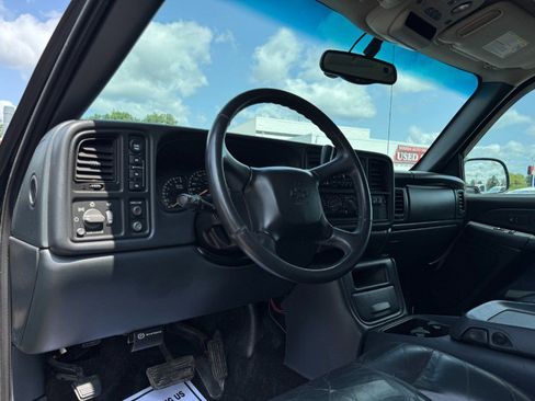 Used 2002 Chevrolet Avalanche 2500 w/ Convenience Pkg AWD/4WD image 14