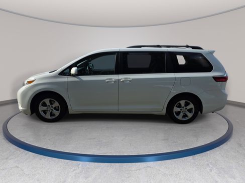 Used 2015 Toyota Sienna LE image 3