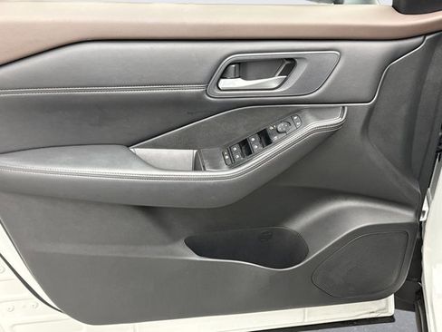 Used 2023 Nissan Rogue SV w/ SV Premium B Package image 9