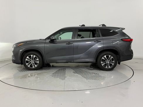Used 2023 Toyota Highlander XLE image 2