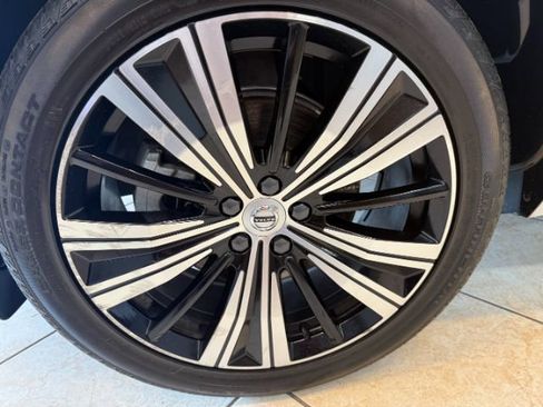 Used 2023 Volvo XC60 B5 Plus image 17