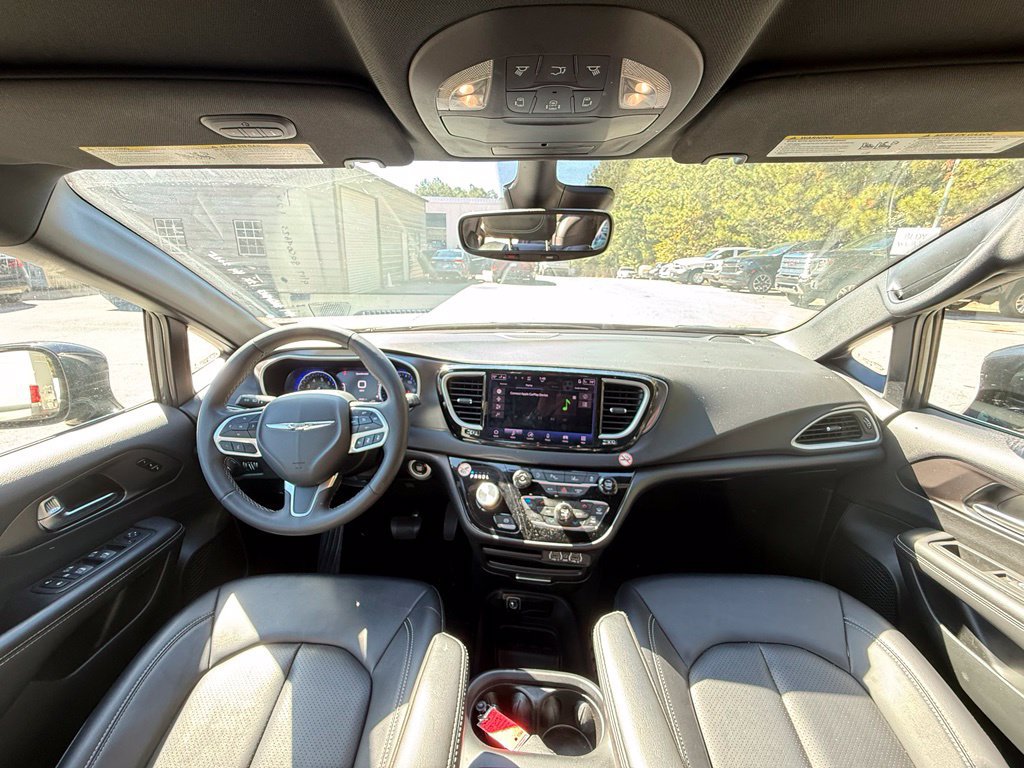 Used 2025 Chrysler Pacifica Select FWD image 9