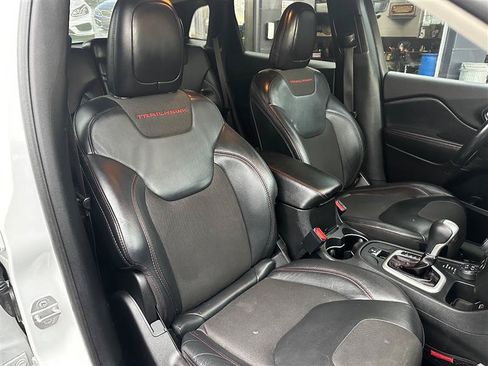Used 2016 Jeep Cherokee Trailhawk AWD/4WD image 16