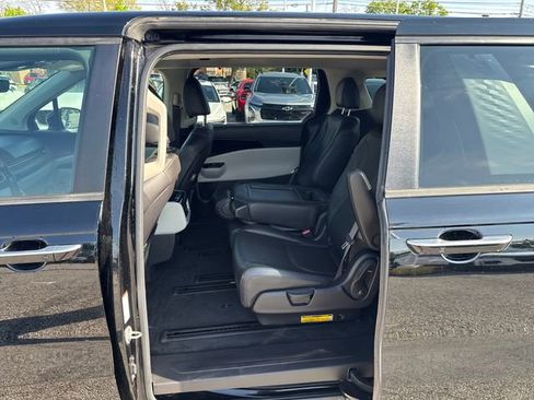 Used 2022 Kia Carnival EX FWD image 14