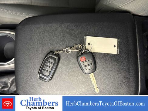 Used 2019 Toyota Tacoma SR5 AWD/4WD image 12