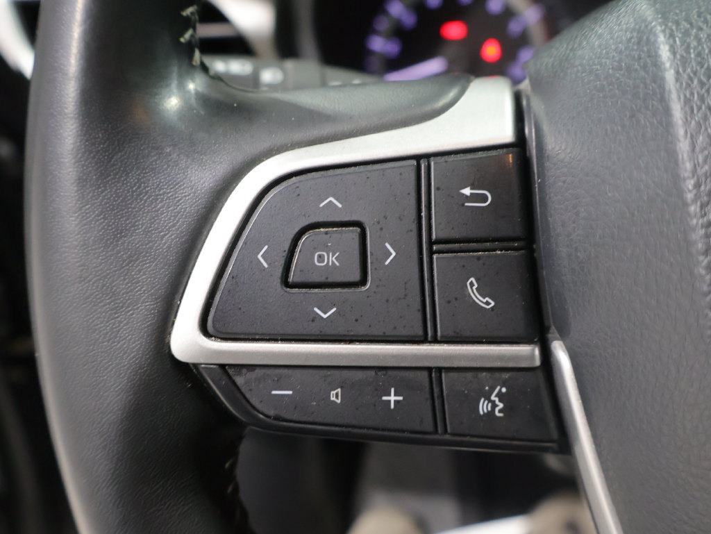 Used 2024 Toyota Highlander LE FWD image 33