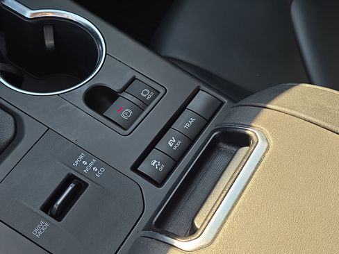 Used 2021 Toyota Highlander XLE image 31