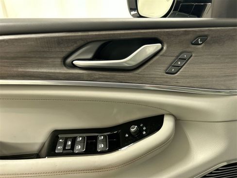 Certified 2022 Jeep Grand Cherokee Overland w/ Luxury Tech Group IV image 11