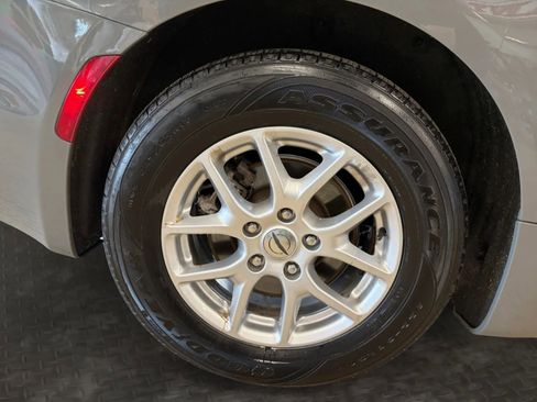 Used 2022 Chrysler Pacifica Touring-L FWD image 41