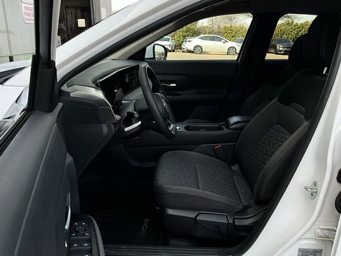 Used 2025 Nissan Kicks SV image 10