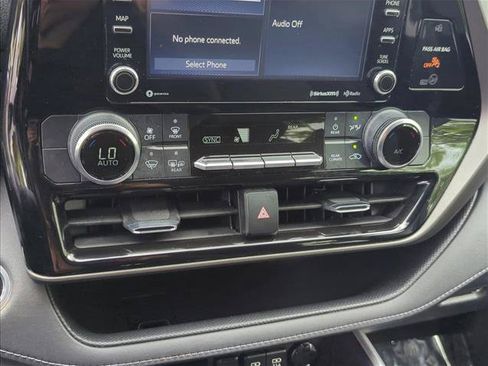 Used 2021 Toyota Highlander LE FWD image 23