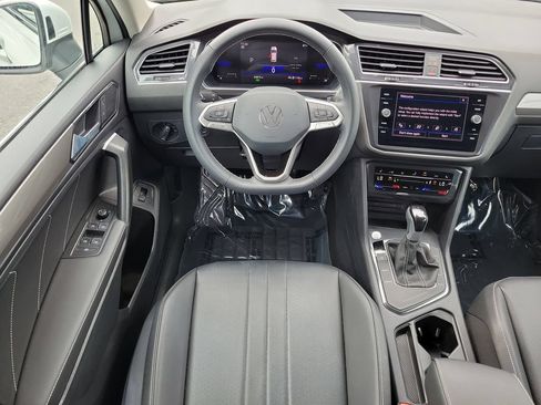 Used 2024 Volkswagen Tiguan SE FWD image 13