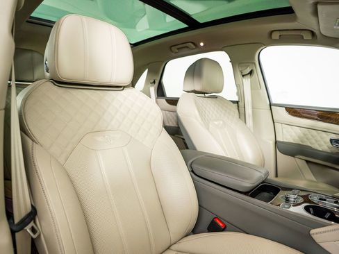 Used 2022 Bentley Bentayga image 39