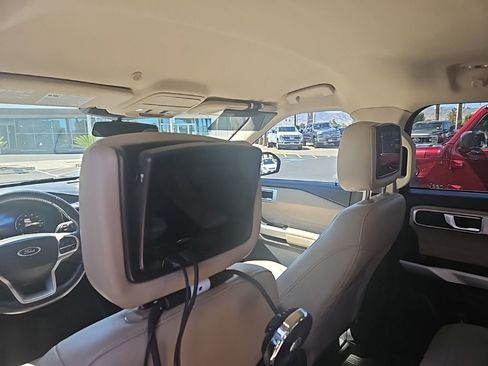 Used 2021 Ford Explorer XLT w/ Equipment Group 202A image 4