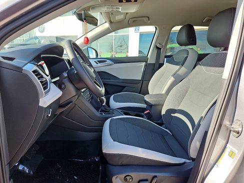 New 2026 Volkswagen Taos SE image 10