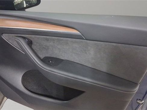 Used 2024 Tesla Model Y Performance image 18