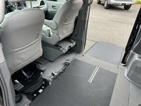 Used 2017 Toyota Sienna XLE FWD image 27