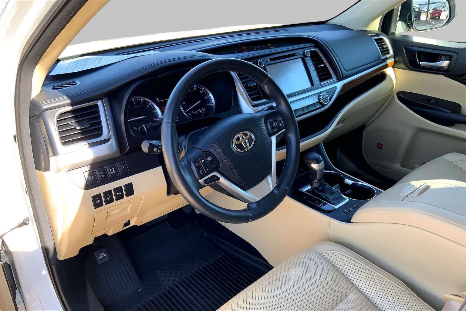 Used 2018 Toyota Highlander Limited Platinum AWD/4WD image 16