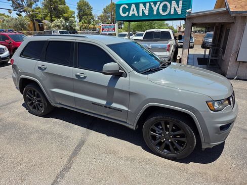 Used 2020 Jeep Grand Cherokee Altitude RWD image 3