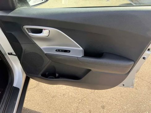 Used 2020 Kia Niro LX FWD image 11