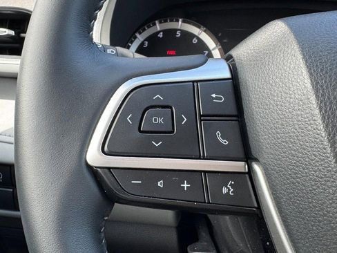 Used 2025 Toyota Highlander AWD image 17