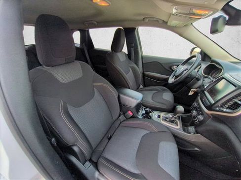 Used 2017 Jeep Cherokee Latitude FWD image 18