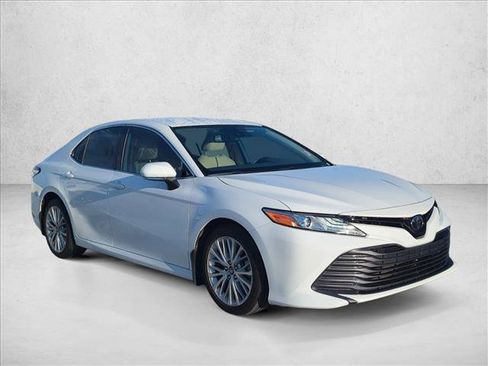 Certified 2019 Toyota Camry XLE FWD image 3