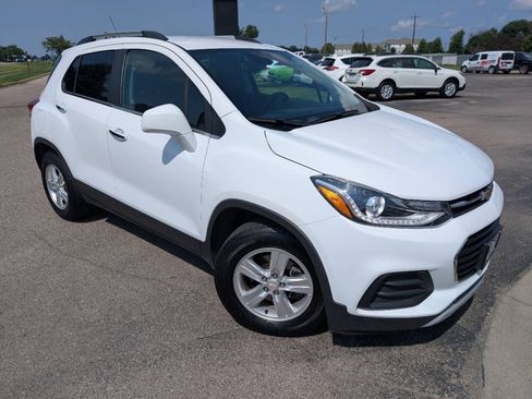 Used 2019 Chevrolet Trax LT w/ LT Convenience Package FWD image 3
