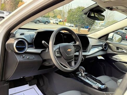 Used 2025 Chevrolet Trax LT image 16