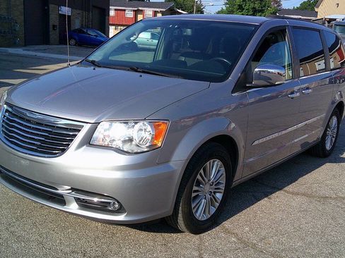 Used 2015 Chrysler Town & Country Touring-L w/ Driver Convenience Group FWD image 4