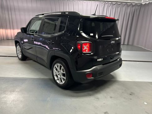 Used 2019 Jeep Renegade Latitude w/ Cold Weather Group FWD image 5