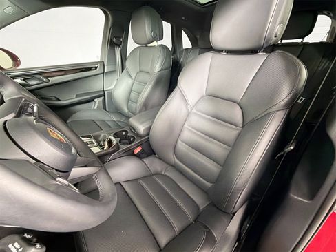 Certified 2023 Porsche Macan image 5