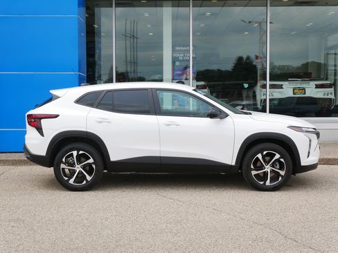 Certified 2024 Chevrolet Trax RS w/ Driver Confidence Package FWD image 2