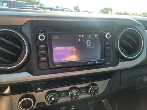 Used 2018 Toyota Tacoma SR5 AWD/4WD image 19