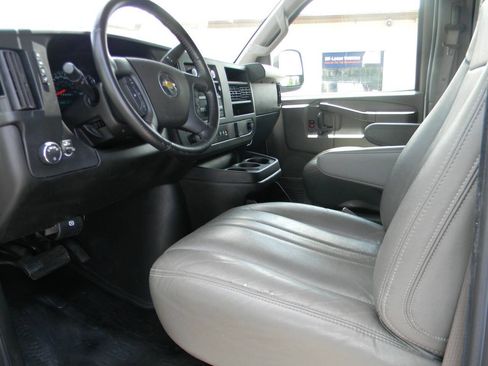 Used 2022 Chevrolet Express 2500 w/ Driver Convenience Package RWD image 4