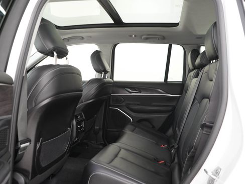 Used 2022 Jeep Grand Cherokee Limited AWD/4WD image 15