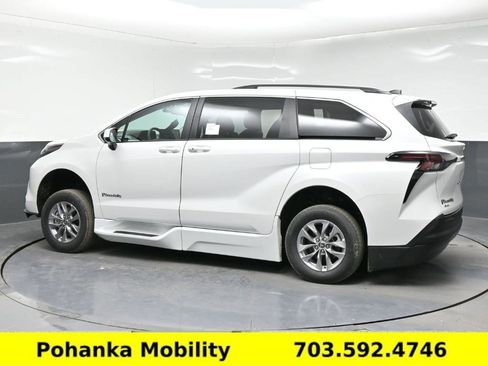 Used 2026 Toyota Sienna XLE FWD image 17