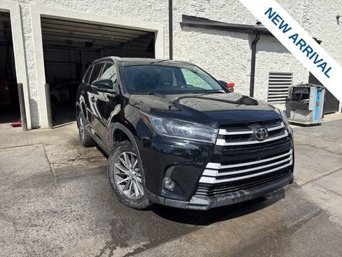 Used 2019 Toyota Highlander XLE AWD/4WD image 1