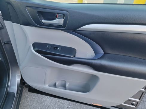 Used 2018 Toyota Highlander XLE image 23