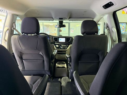 Used 2022 Chrysler Voyager LX image 34