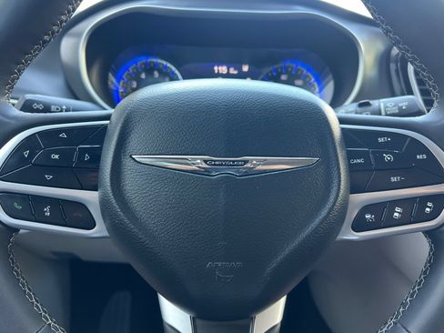 Used 2024 Chrysler Pacifica Touring-L FWD image 33