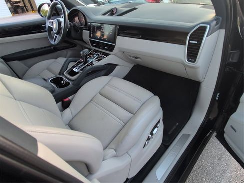 Used 2021 Porsche Cayenne w/ Premium Package image 13